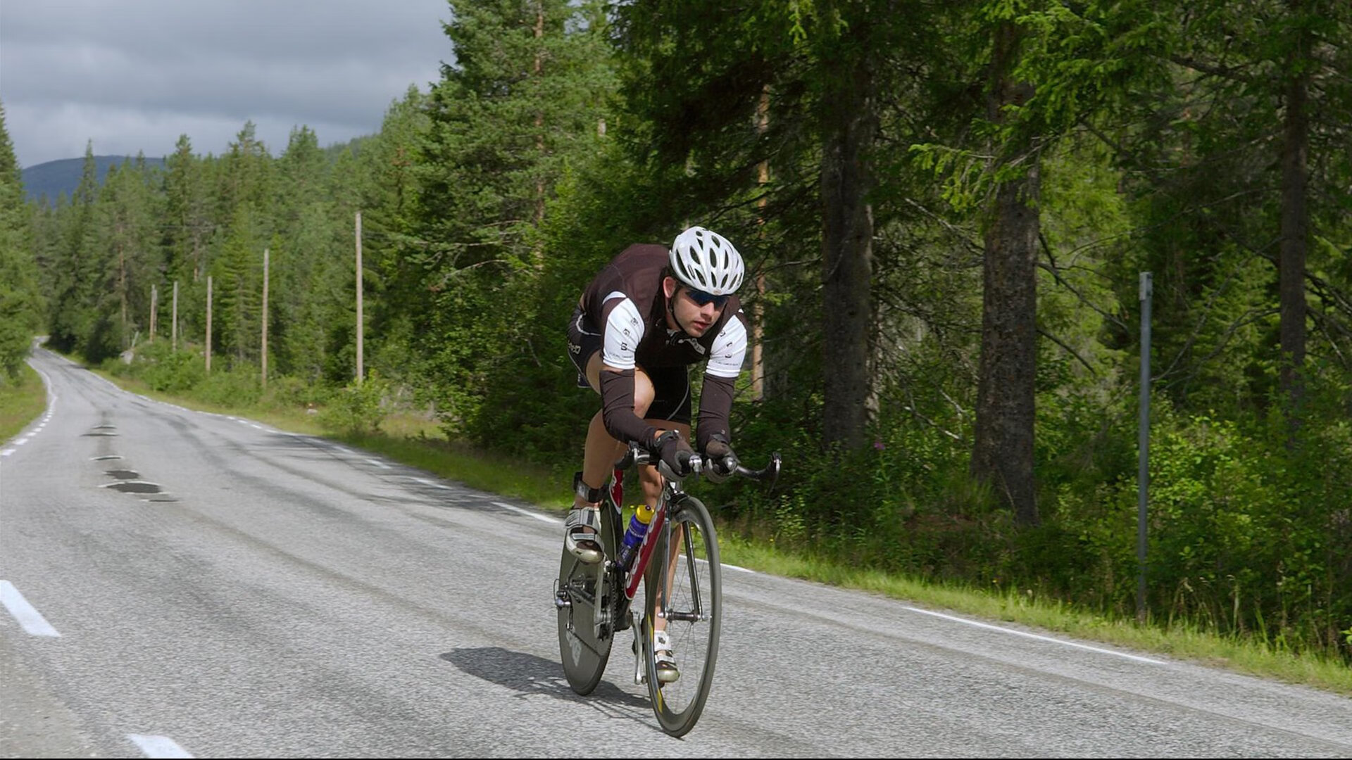 “跑酷赛道:东安湖体育公园极速冲刺,运动员决战极限”